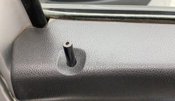 2016 Renault Kwid RXT 1.0 AMT, Petrol, Automatic, 42,928 km, Lock system - Door lock knob has minor damage