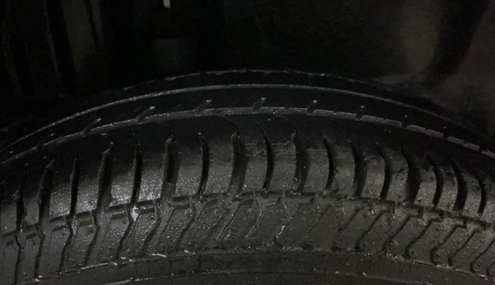2014 Maruti Swift Dzire VXI, Petrol, Manual, 47,583 km, Right Rear Tyre Tread