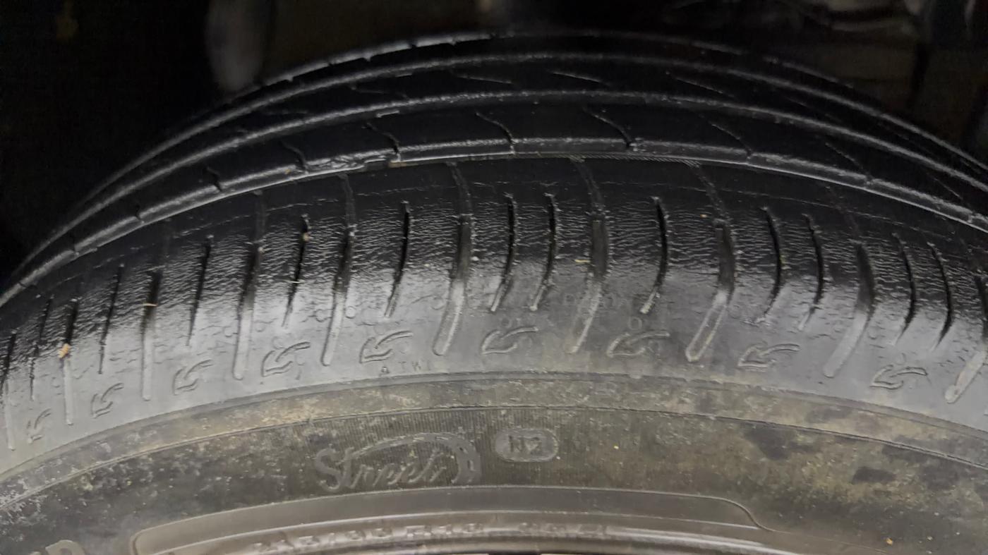 2022 Maruti BREZZA VXI SMART HYBRID, Petrol, Manual, 52,529 km, Right Front Tyre Tread