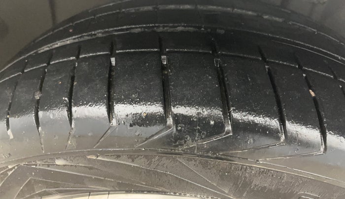 2022 Jeep Compass MODEL S (O) 1.4 PETROL DCT, Petrol, Automatic, 43,914 km, Left Front Tyre Tread