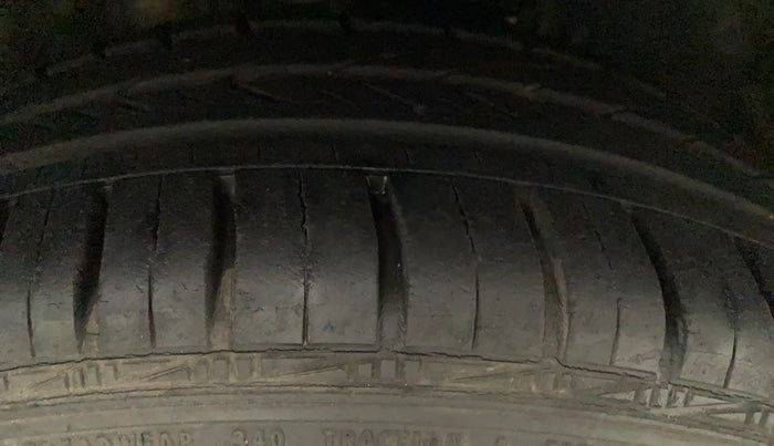 2012 Volkswagen Polo HIGHLINE1.2L, Petrol, Manual, 61,307 km, Right Front Tyre Tread