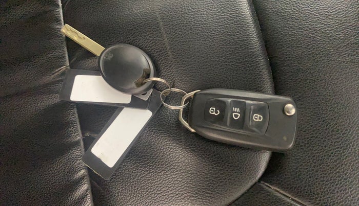 2021 Tata NEXON XM SUNROOF PETROL, Petrol, Manual, 57,309 km, Key Close Up