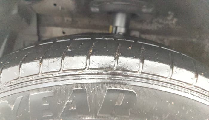 2013 Maruti Ertiga VXI CNG, CNG, Manual, 1,16,971 km, Left Front Tyre Tread