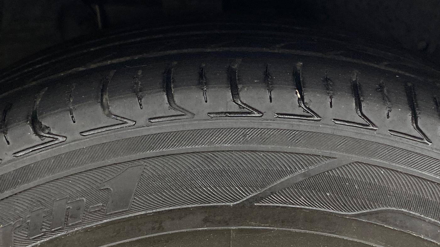 2017 Ford New Figo TITANIUM 1.2 PETROL MT, Petrol, Manual, 70,436 km, Right Front Tyre Tread