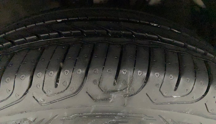 2013 Volkswagen Vento HIGHLINE 1.6 MPI, Petrol, Manual, 79,382 km, Left Front Tyre Tread