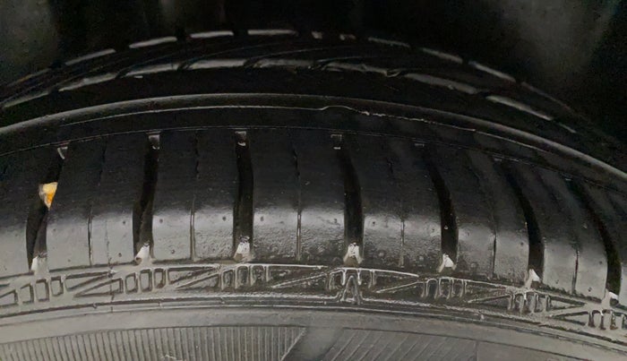 2013 Volkswagen Vento HIGHLINE 1.6 MPI, Petrol, Manual, 79,382 km, Right Rear Tyre Tread