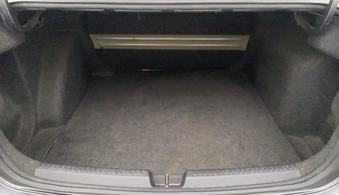2013 Volkswagen Vento HIGHLINE 1.6 MPI, Petrol, Manual, 79,382 km, Boot Inside
