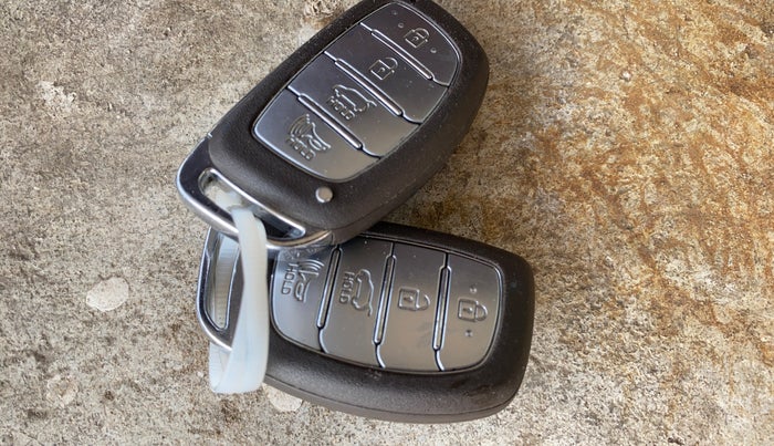 2020 Hyundai VENUE SX 1.0 (O) TURBO, Petrol, Manual, 87,377 km, Key Close Up