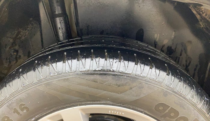 2016 Maruti Vitara Brezza ZDI PLUS, Diesel, Manual, 1,04,764 km, Right Rear Tyre Tread