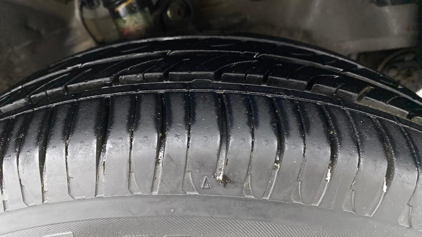 2015 Honda Brio VX AT, Petrol, Automatic, 30,855 km, Right Front Tyre Tread