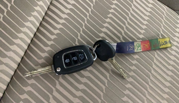 2019 Hyundai Xcent SX 1.2, Petrol, Manual, 50,276 km, Key Close Up