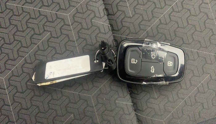 2024 Tata PUNCH ACCOMPLISHED SUNROOF MT, Petrol, Manual, 8,776 km, Key Close Up