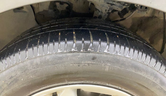 2017 Hyundai Creta SX PLUS 1.6 DIESEL, Diesel, Manual, 1,00,287 km, Left Front Tyre Tread