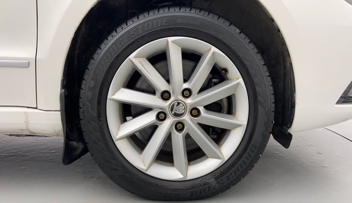 2015 Skoda Superb ELEGANCE 1.8 TSI MT, Petrol, Manual, 54,465 km, Right Front Wheel