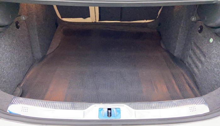 2015 Skoda Superb ELEGANCE 1.8 TSI MT, Petrol, Manual, 54,465 km, Boot Inside