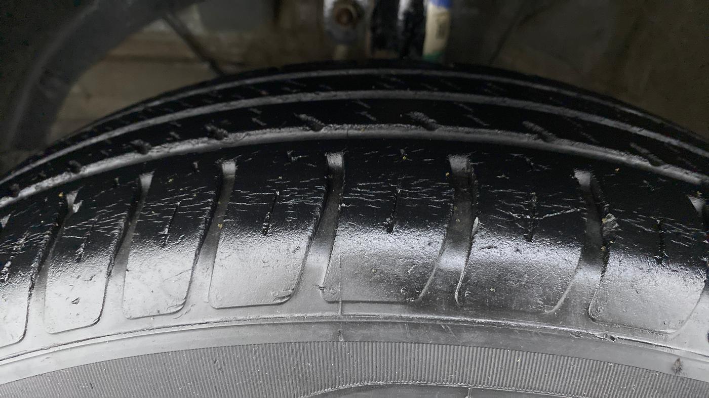2019 Maruti Swift VXI AMT, Petrol, Automatic, 42,455 km, Left Front Tyre Tread