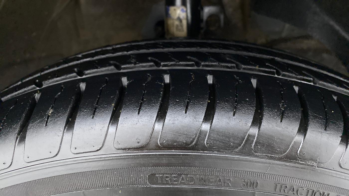 2019 Maruti Swift VXI AMT, Petrol, Automatic, 42,455 km, Right Front Tyre Tread