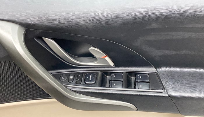 2015 Mahindra XUV500 W10 FWD, Diesel, Manual, 86,946 km, Right front window switch / handle - Child Lock not working for windows