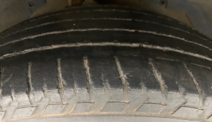 2015 Mahindra XUV500 W10 FWD, Diesel, Manual, 86,946 km, Right Front Tyre Tread