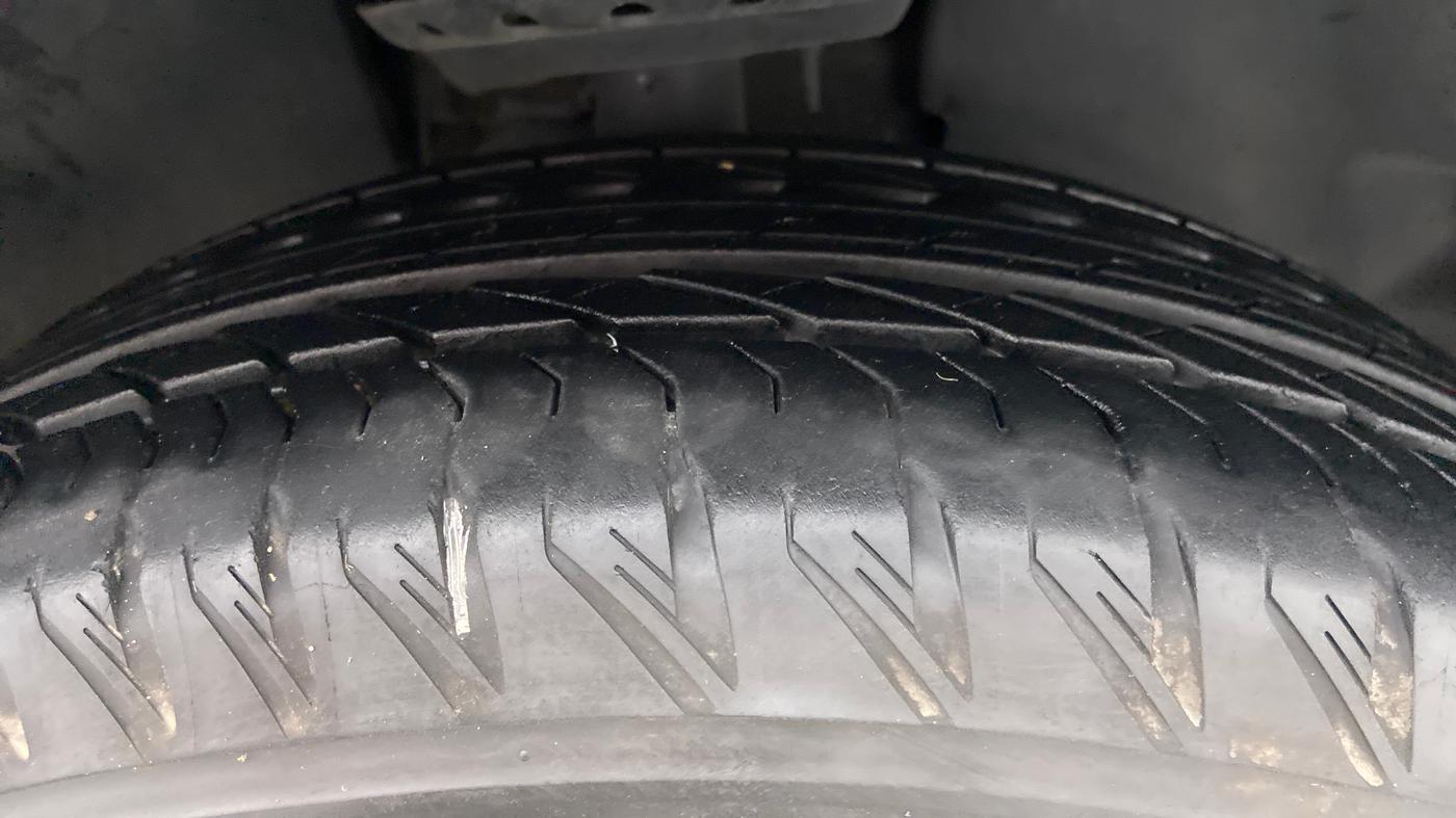 2021 Tata Safari XZA+  KRYOTEC, Diesel, Automatic, 14,990 km, Left Front Tyre Tread