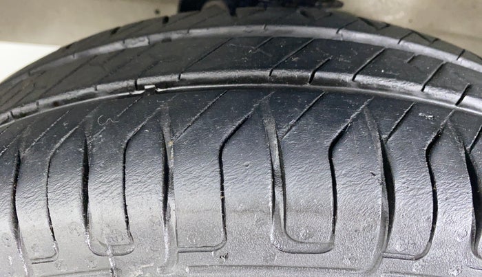 2016 Maruti Eeco 5 STR CNG WITH HTR, CNG, Manual, 54,456 km, Left Front Tyre Tread