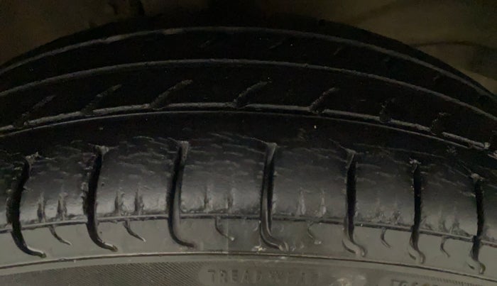 2015 Maruti Wagon R 1.0 LXI CNG, CNG, Manual, 70,628 km, Left Front Tyre Tread
