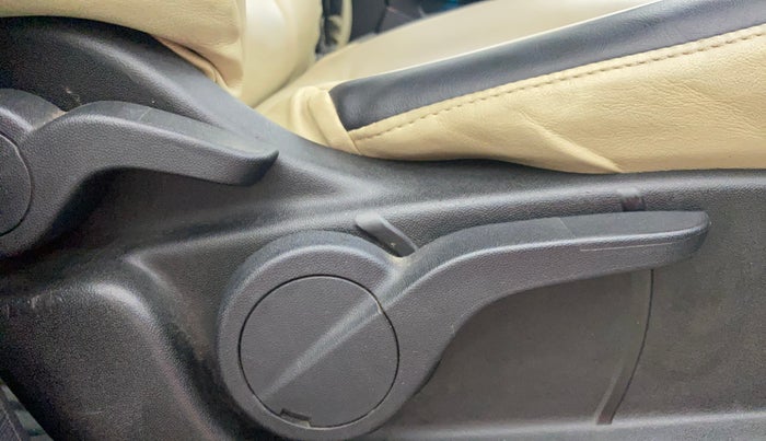 2020 Mahindra XUV500 W9, Diesel, Manual, 95,540 km, Driver Side Adjustment Panel