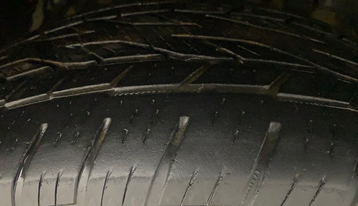 2020 Mahindra XUV500 W9, Diesel, Manual, 95,540 km, Right Front Tyre Tread