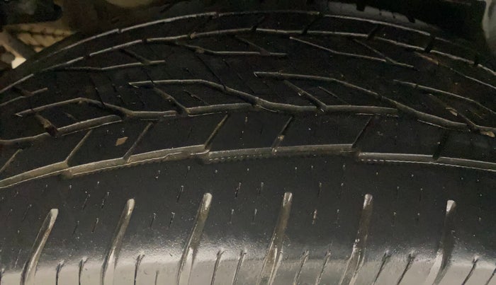 2020 Mahindra XUV500 W9, Diesel, Manual, 95,540 km, Right Rear Tyre Tread