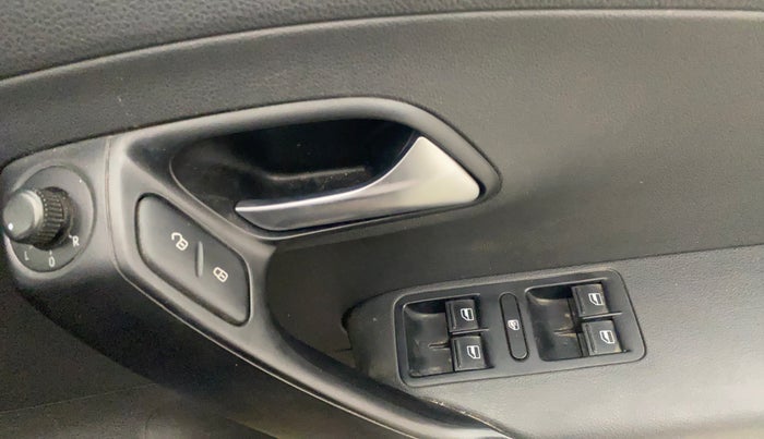 2015 Volkswagen Polo COMFORTLINE 1.2L, Petrol, Manual, 97,230 km, Driver Side Door Panels Control