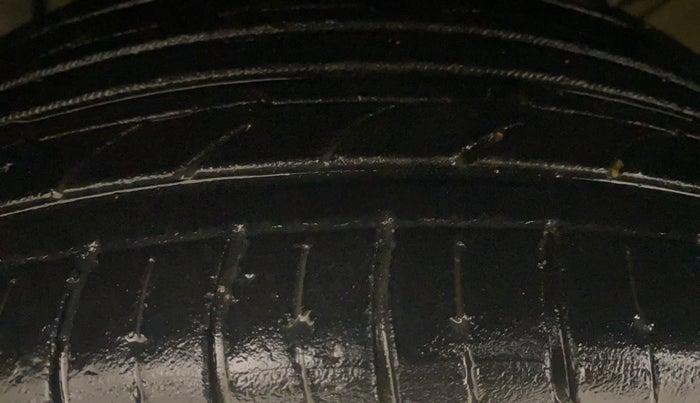 2015 Volkswagen Polo COMFORTLINE 1.2L, Petrol, Manual, 97,230 km, Left Front Tyre Tread