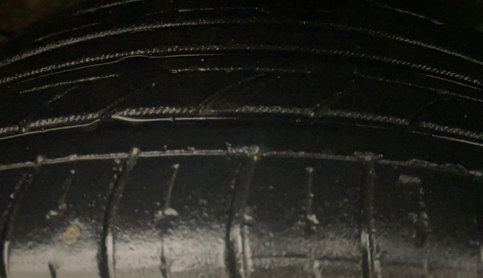 2015 Volkswagen Polo COMFORTLINE 1.2L, Petrol, Manual, 97,230 km, Right Front Tyre Tread