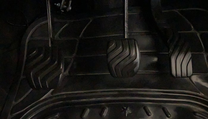 2020 Renault Kwid RXL, Petrol, Manual, 34,054 km, Pedals