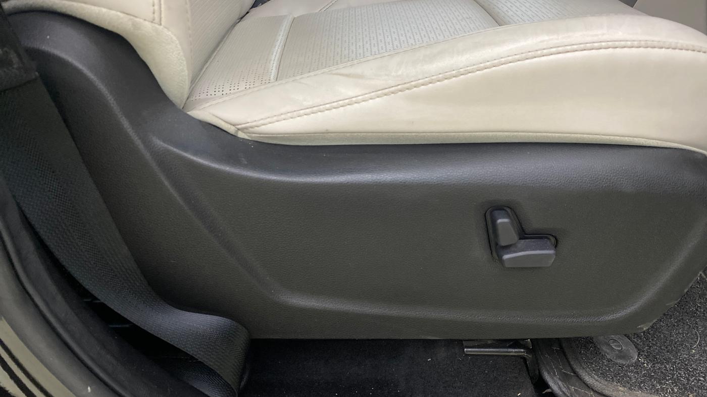 2025 Mahindra Thar Roxx AX7 L Diesel AT 2WD, Diesel, Automatic, 7,502 km, Driver Side Adjustment Panel