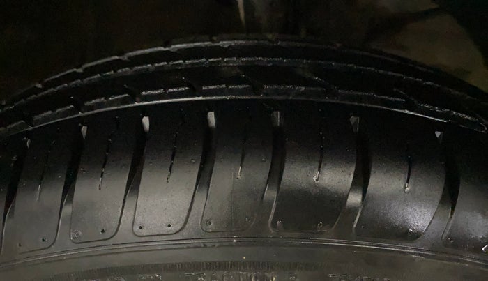 2020 Maruti Swift VXI, Petrol, Manual, 65,692 km, Right Front Tyre Tread