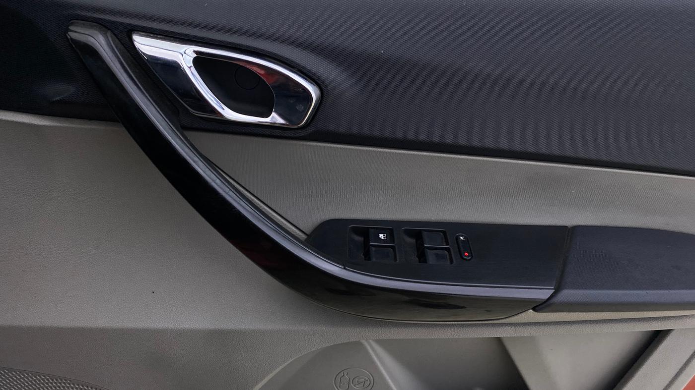 2019 Tata Tiago XZ PLUS PETROL, Petrol, Manual, 28,237 km, Driver Side Door Panels Control