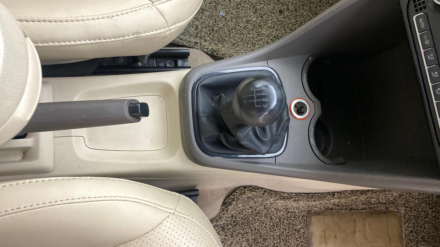 2014 Volkswagen Vento COMFORTLINE 1.6, Petrol, Manual, 93,711 km, Gear Lever