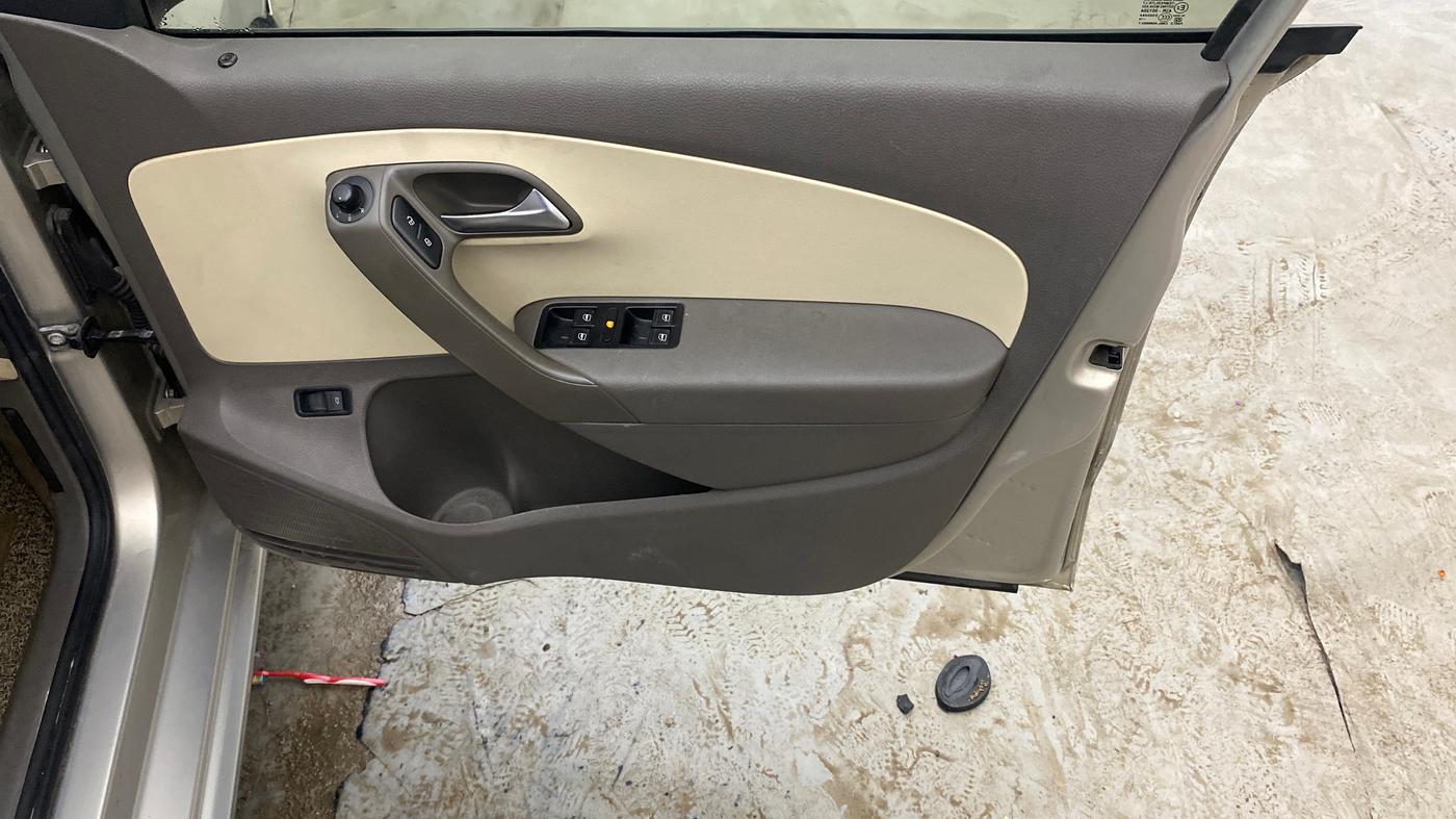 2014 Volkswagen Vento COMFORTLINE 1.6, Petrol, Manual, 93,711 km, Driver Side Door Panels Control