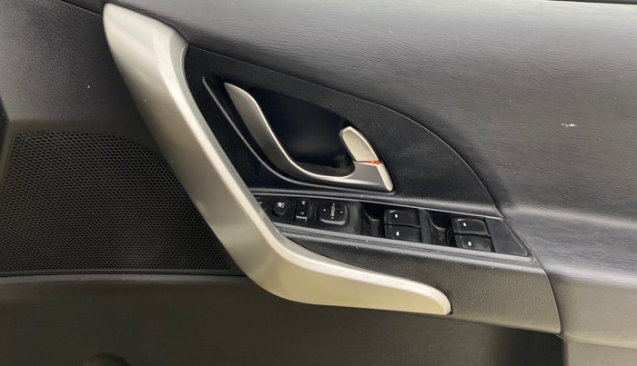 2019 Mahindra XUV500 W9, Diesel, Manual, 1,04,375 km, Driver Side Door Panels Control