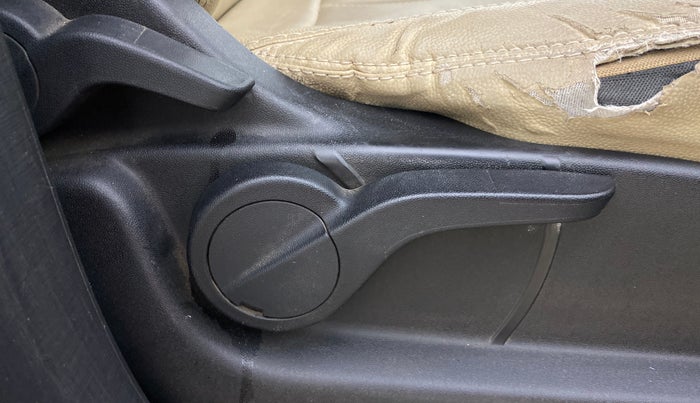 2019 Mahindra XUV500 W9, Diesel, Manual, 1,04,375 km, Driver Side Adjustment Panel