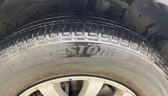 2019 Mahindra XUV500 W9, Diesel, Manual, 1,04,375 km, Left Front Tyre Tread