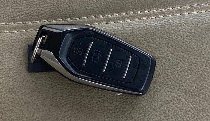 2019 Mahindra XUV500 W9, Diesel, Manual, 1,04,375 km, Key Close Up