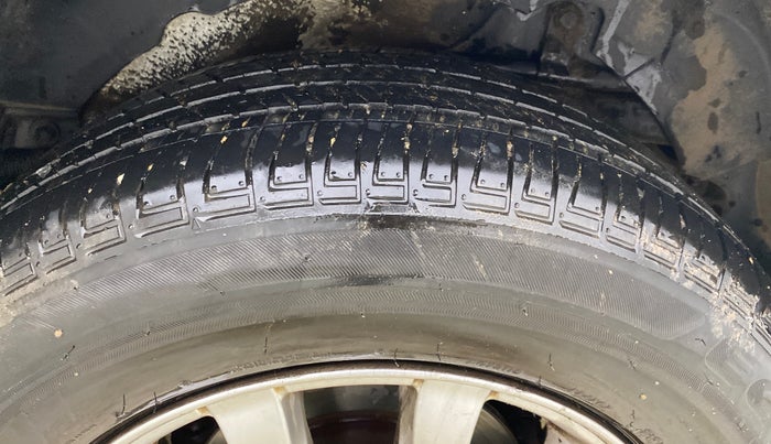 2019 Mahindra XUV500 W9, Diesel, Manual, 1,04,375 km, Left Rear Tyre Tread