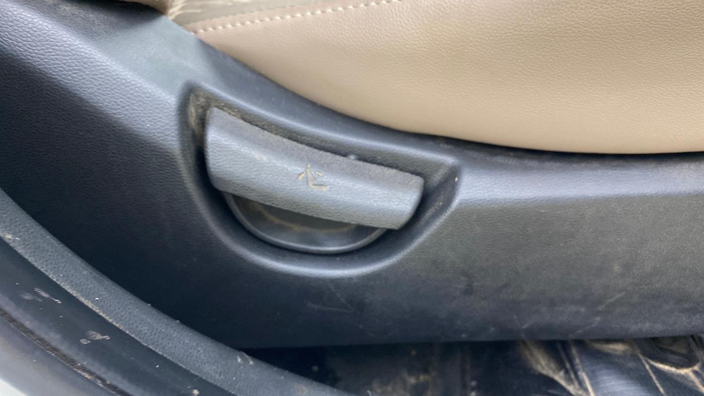 2019 Hyundai Xcent S 1.2, CNG, Manual, 1,18,243 km, Driver Side Adjustment Panel