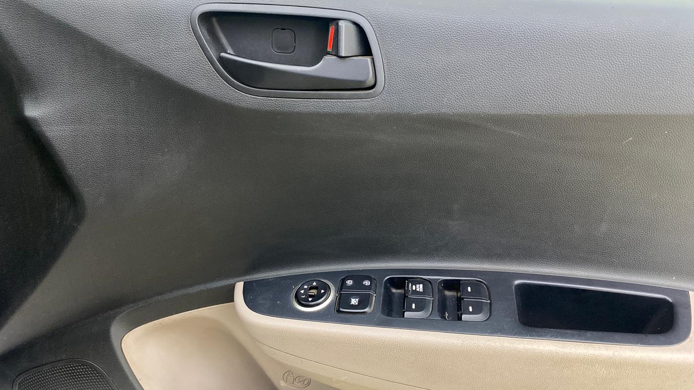 2019 Hyundai Xcent S 1.2, CNG, Manual, 1,18,243 km, Driver Side Door Panels Control