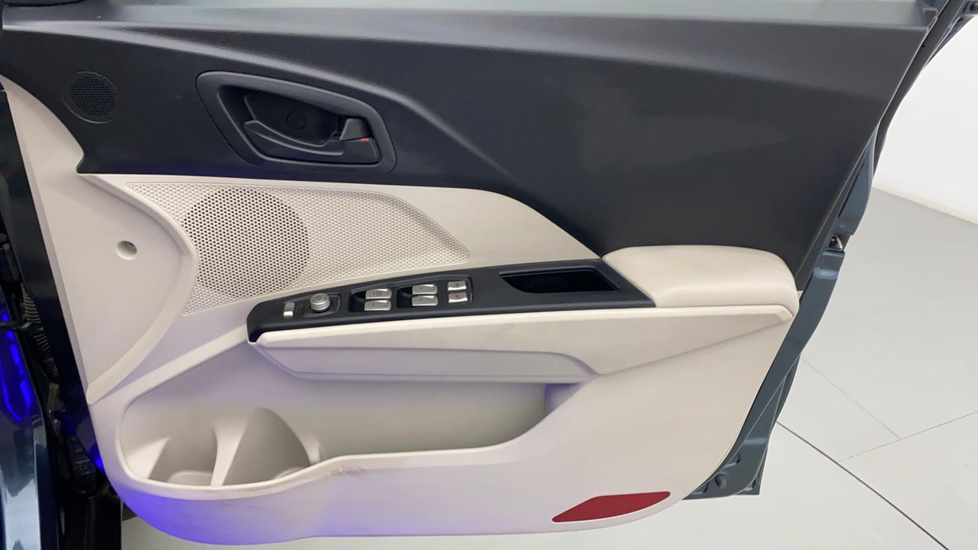 2021 Mahindra XUV300 1.2 W6 AT, Petrol, Automatic, 22,757 km, Driver Side Door Panels Control