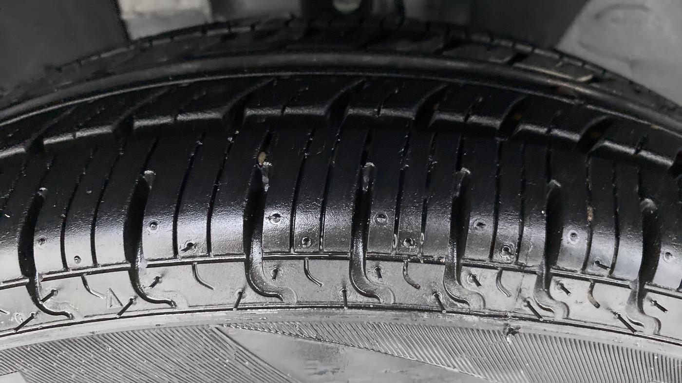 2019 Renault Kwid RXT 1.0 EASY-R AT OPTION, Petrol, Automatic, 556 km, Left Front Tyre Tread