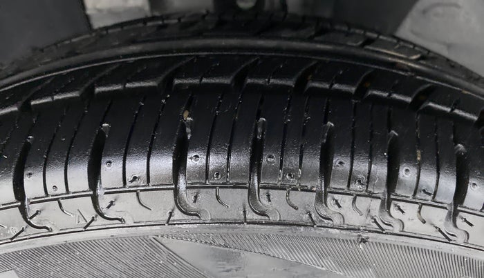 2019 Renault Kwid RXT 1.0 EASY-R AT OPTION, Petrol, Automatic, 556 km, Left Front Tyre Tread