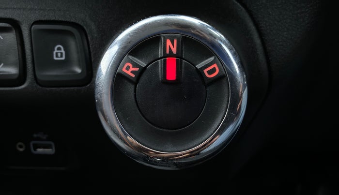 2019 Renault Kwid RXT 1.0 EASY-R AT OPTION, Petrol, Automatic, 556 km, Gear Lever