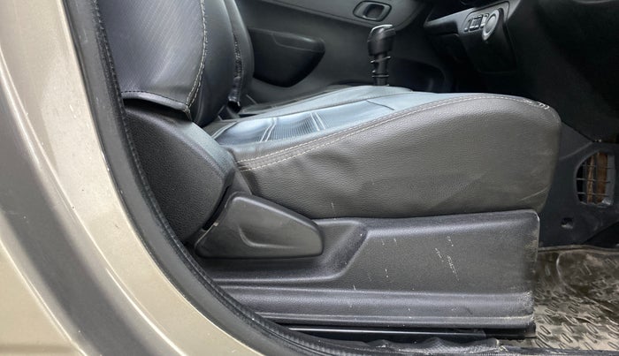 2017 Renault Kwid RXT 0.8, Petrol, Manual, 36,124 km, Driver Side Adjustment Panel